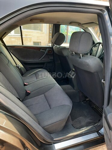 Mercedes E 240 2000, 258,505 km - 2.4 l - Gəncə