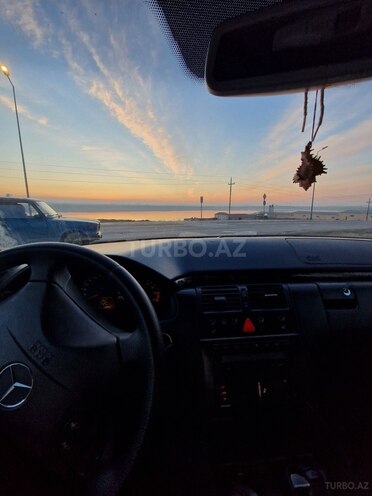 Mercedes E 320 2000, 300,000 km - 3.2 l - Bakı