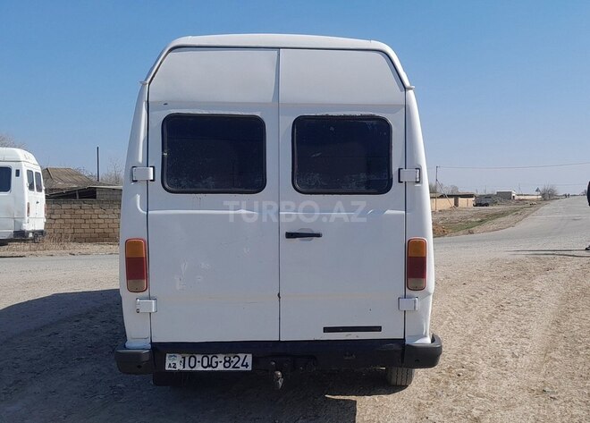 Mercedes 208 D 1994, 450,000 km - 2.3 l - Salyan