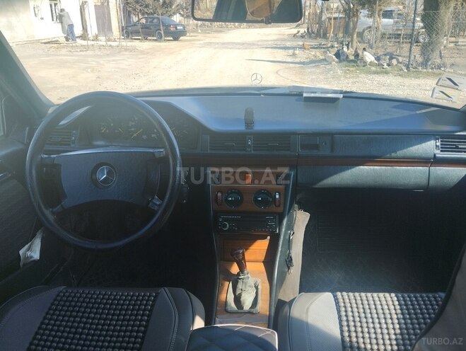 Mercedes E 250 1991, 301,000 km - 2.5 l - Bakı
