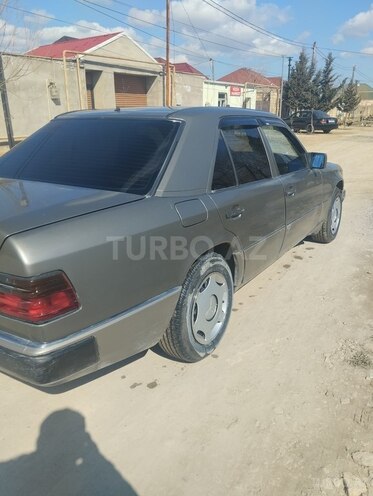 Mercedes E 250 1991, 301,000 km - 2.5 l - Bakı