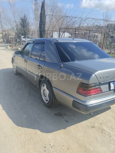 Mercedes E 250 1991, 301,000 km - 2.5 l - Bakı