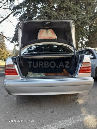 Mercedes E 220 2001, 540,000 km - 2.2 l - Qusar