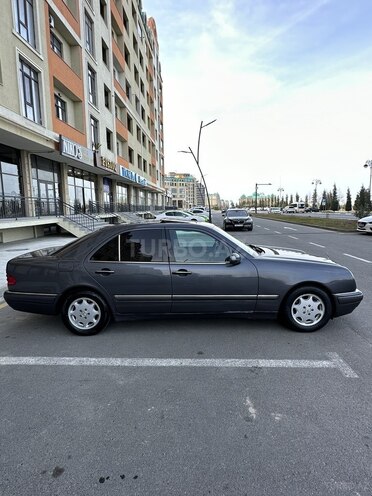 Mercedes E 240 1998, 300,000 km - 2.4 l - Sumqayıt
