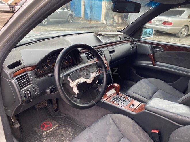 Mercedes E 200 1998, 224,678 km - 2.0 л - Bakı