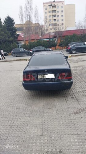 Mercedes E 220 1999, 268,421 km - 2.2 l - Bakı