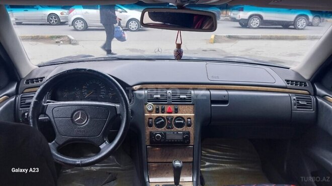Mercedes E 220 1999, 268,421 km - 2.2 l - Bakı
