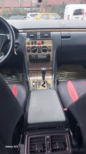 Mercedes E 220 1999, 268,421 km - 2.2 l - Bakı