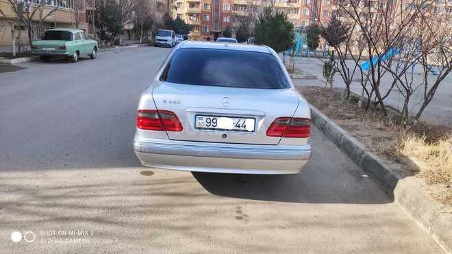 Mercedes E 240 2001, 393,495 km - 2.4 l - Sabirabad