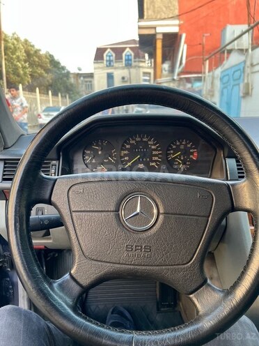 Mercedes E 220 1995, 250,000 km - 2.2 l - Bakı