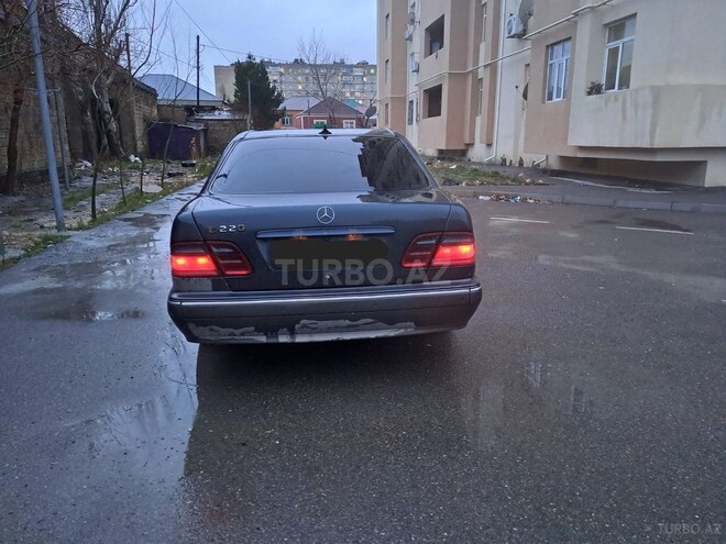 Mercedes E 270 2001, 245,000 km - 2.7 l - Bakı