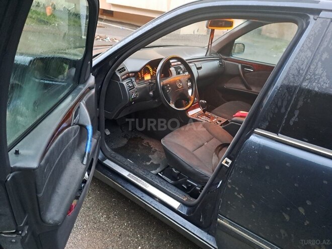 Mercedes E 270 2001, 245,000 km - 2.7 l - Bakı