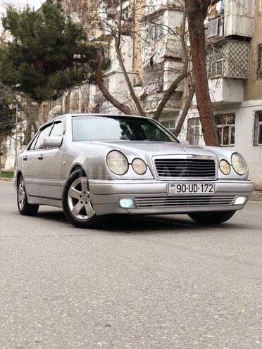 Mercedes E 240 1999, 298,000 km - 2.4 l - Bakı