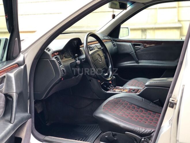 Mercedes E 240 1999, 298,000 km - 2.4 l - Bakı