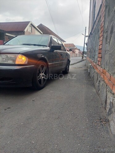 Mercedes C 230 2000, 197,000 km - 2.3 l - Qax