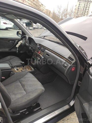 Mercedes E 240 2000, 234,126 km - 2.4 л - Bakı
