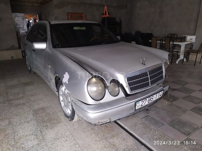 Mercedes E 220 1999, 286,000 km - 2.2 l - Quba