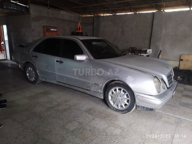 Mercedes E 220 1999, 286,000 km - 2.2 l - Quba