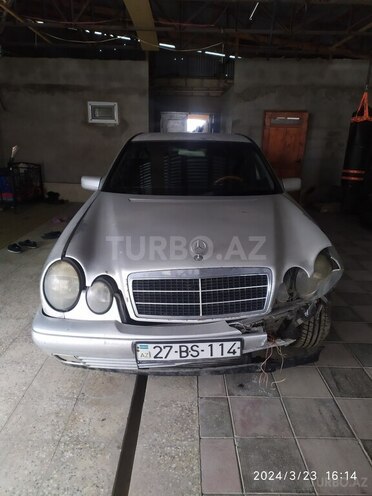 Mercedes E 220 1999, 286,000 km - 2.2 l - Quba
