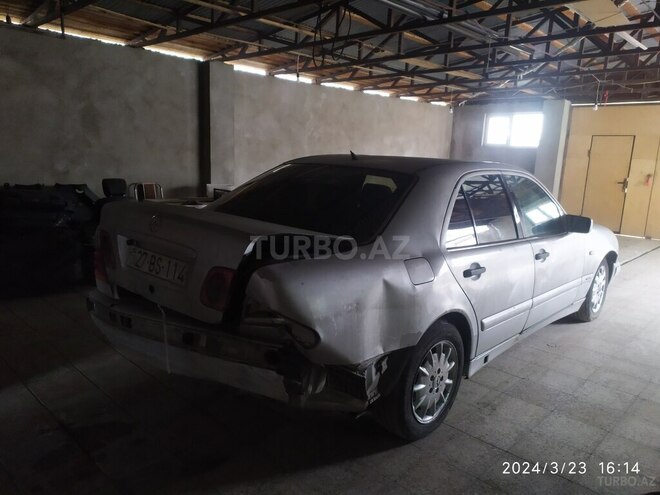 Mercedes E 220 1999, 286,000 km - 2.2 l - Quba