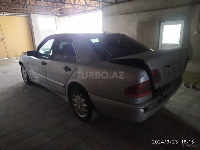 Mercedes E 220 1999, 286,000 km - 2.2 l - Quba