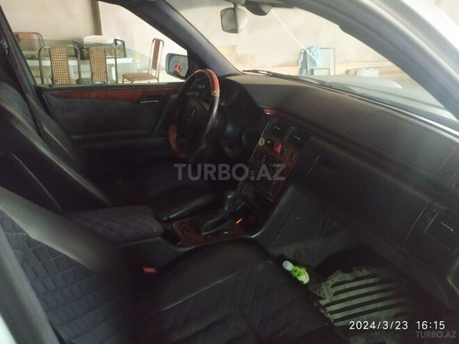 Mercedes E 220 1999, 286,000 km - 2.2 l - Quba