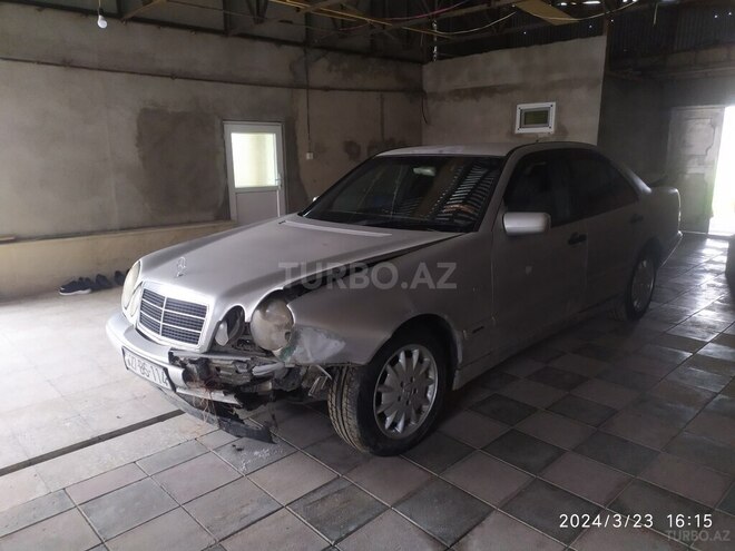 Mercedes E 220 1999, 286,000 km - 2.2 l - Quba