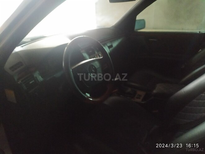 Mercedes E 220 1999, 286,000 km - 2.2 l - Quba