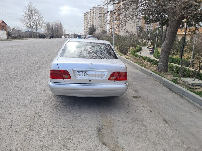 Mercedes E 240 1999, 258,000 km - 2.4 l - Bakı