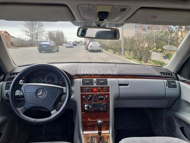 Mercedes E 240 1999, 258,000 km - 2.4 l - Bakı