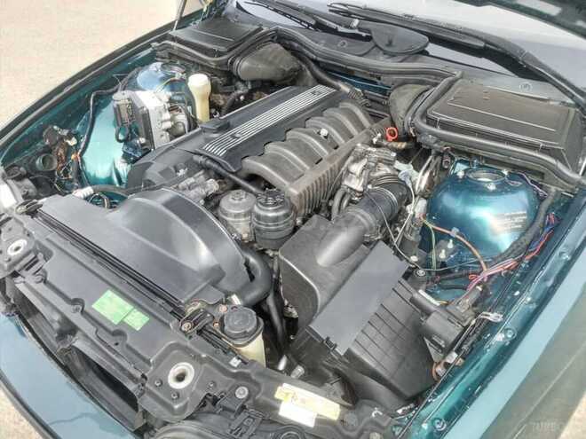 BMW 528 1996, 328,000 km - 2.8 l - Qazax