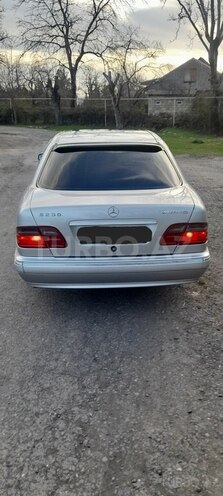 Mercedes E 230 1997, 526,453 km - 2.3 l - Qax