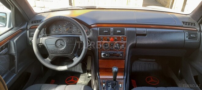 Mercedes E 230 1997, 526,453 km - 2.3 l - Qax
