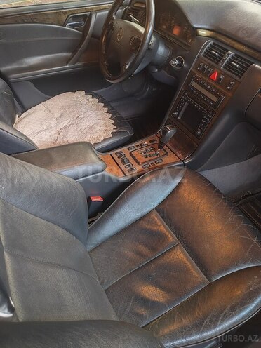 Mercedes E 240 2000, 300,000 km - 2.6 l - Tovuz