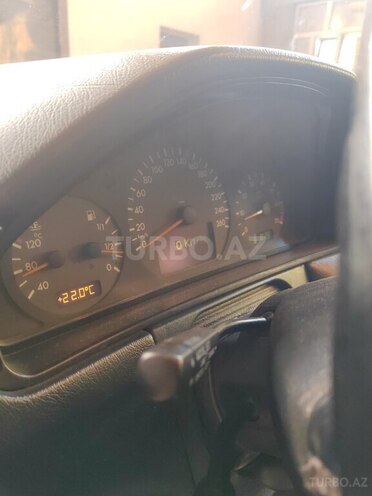 Mercedes E 240 2000, 300,000 km - 2.6 l - Tovuz