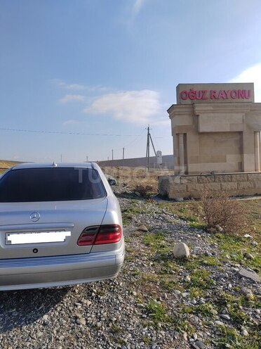 Mercedes E 240 2000, 300,000 km - 2.6 l - Tovuz