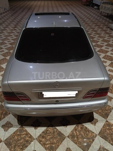 Mercedes E 240 2000, 300,000 km - 2.6 l - Tovuz