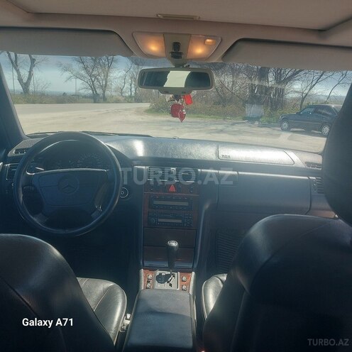 Mercedes E 280 1997, 292,000 km - 2.8 l - Quba