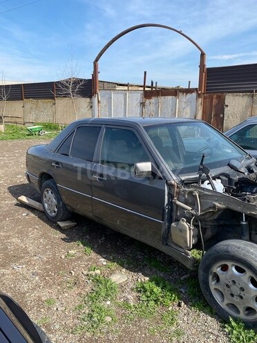 Mercedes E 260 1990, 240,000 km - 2.6 l - Gəncə