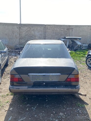 Mercedes E 260 1990, 240,000 km - 2.6 l - Gəncə