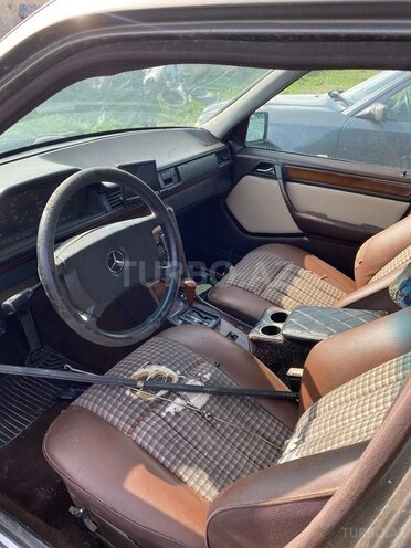 Mercedes E 260 1990, 240,000 km - 2.6 l - Gəncə