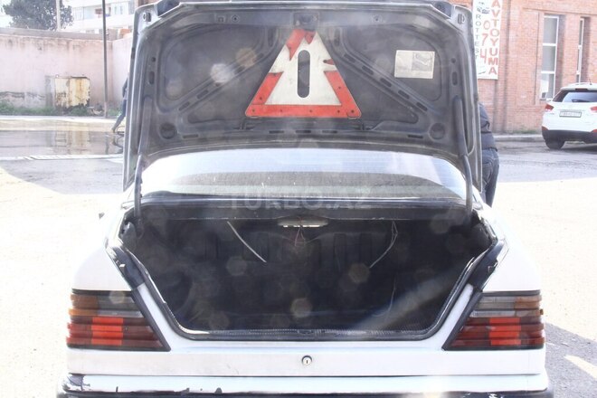 Mercedes E 200 1990, 456,000 km - 2.0 l - Gəncə