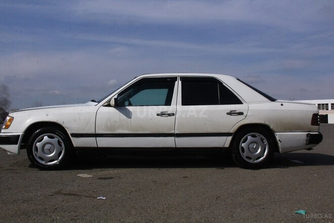 Mercedes E 200 1990, 456,000 km - 2.0 l - Gəncə