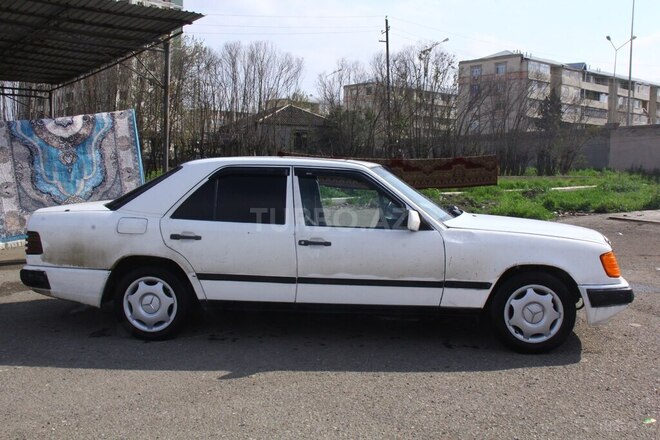 Mercedes E 200 1990, 456,000 km - 2.0 l - Gəncə