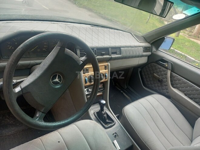 Mercedes E 230
