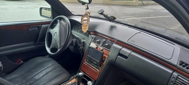 Mercedes E 230 1996, 320,000 km - 2.3 l - Göyçay