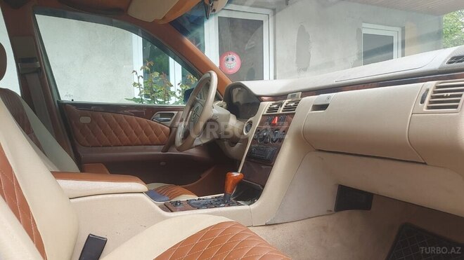 Mercedes E 240 1998, 100,000 km - 2.4 l - Qusar