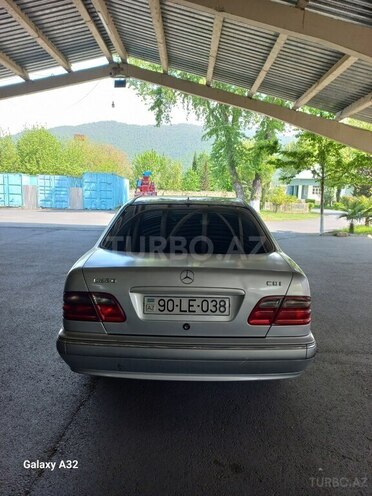 Mercedes E 220 2000, 520,000 km - 2.2 l - Zaqatala