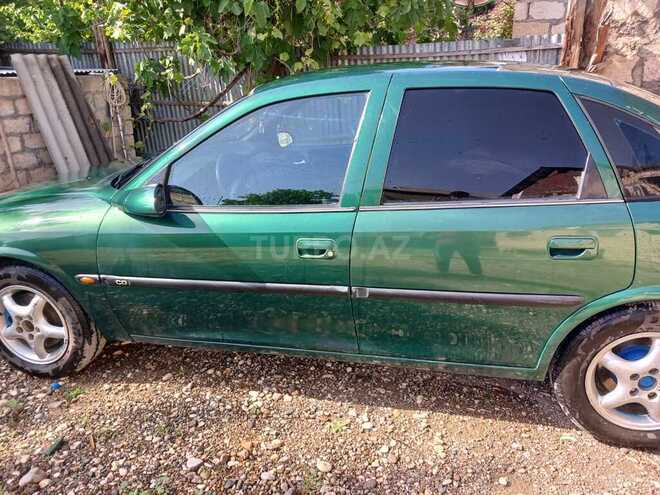Opel Vectra 1996, 450,000 km - 2.0 l - Yevlax