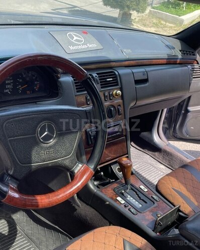 Mercedes E 230 1996, 386,000 km - 2.3 l - Yevlax